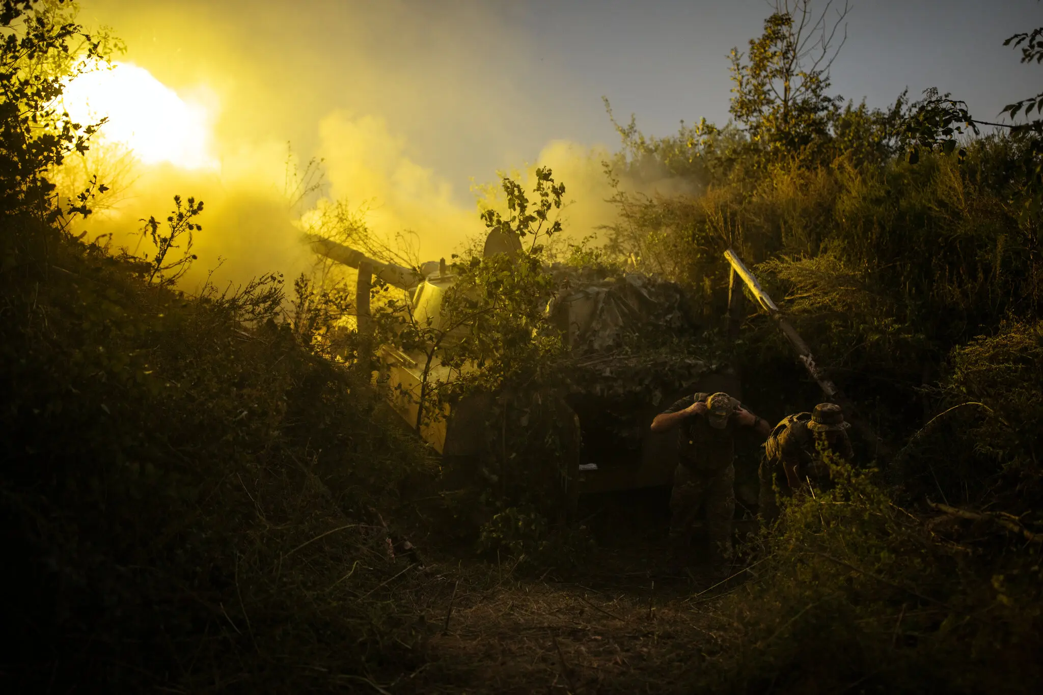 У понеділок українські військові ведуть вогонь з гаубиці в районі Бахмута, уздовж східної лінії фронту.